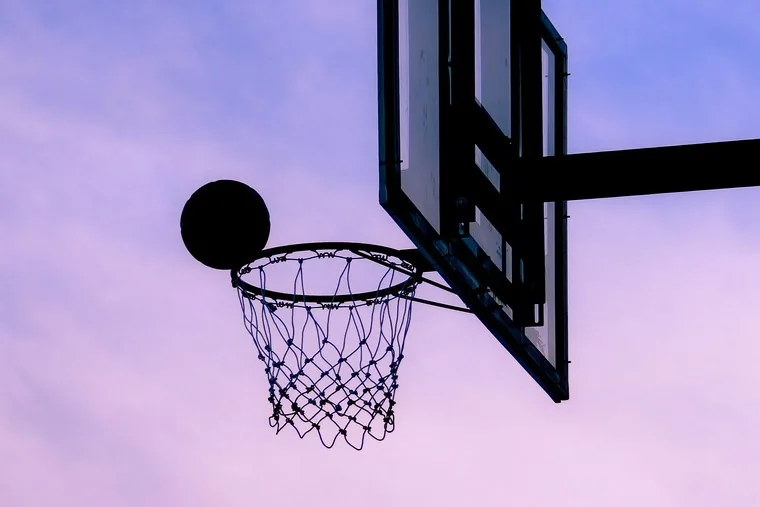 Un panier de basket au coucher du soleil