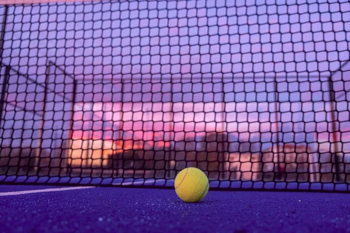 Un court de tennis au coucher du soleil